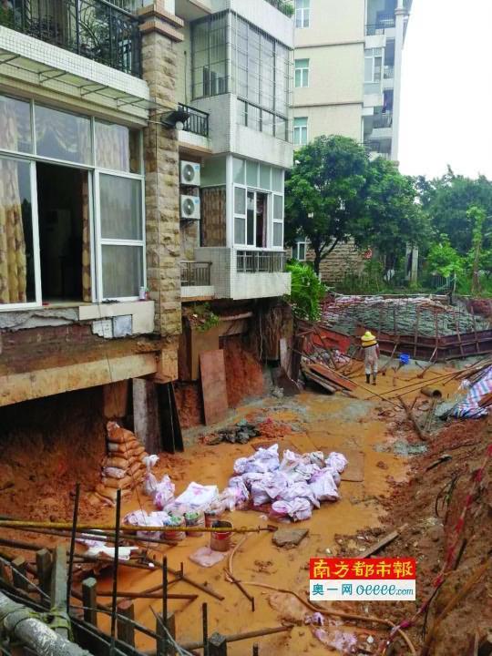 一小区业主挖地3米建鱼塘 邻居怒了